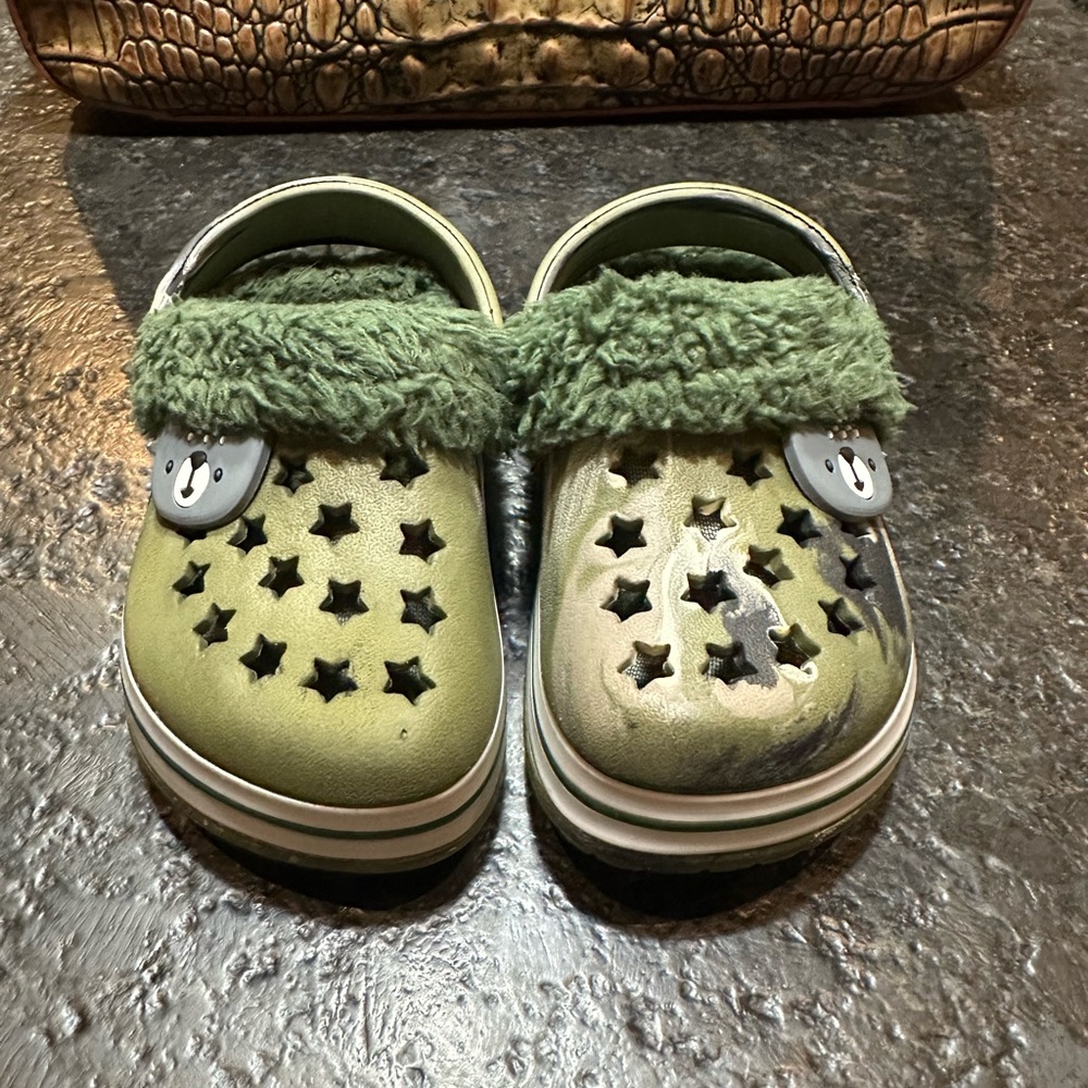 Koala Kids Camouflage Clogs W/Green Faux Fur Lining Slippers